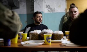 Zelenskiy elogia soldados durante visita ao leste da Ucrânia